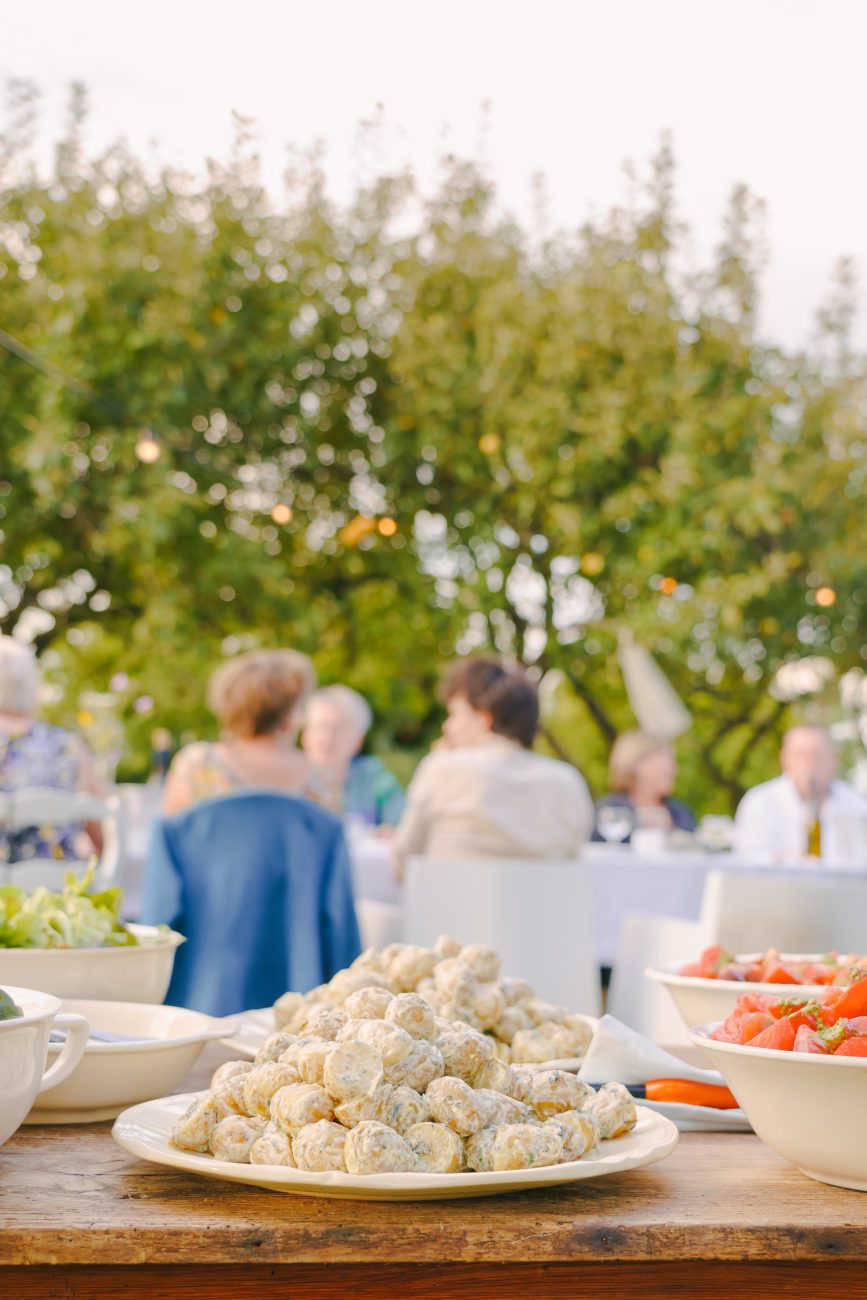 feest in Frankrijk met lange tafels in de boomgaard, eten en samen met vrienden zijn.